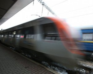 Поезд Интерсити столкнулся с автомобилем