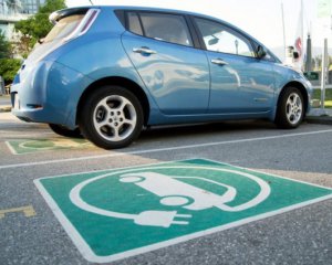 За парковку на местах для электрокаров будут наказывать - парламент
