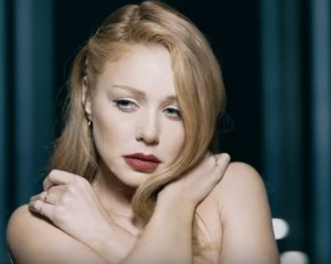 Тина Кароль позировала в комбинации на голое тело