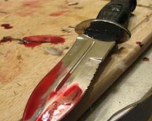 252 удари ножем: чоловік жорстоко розправився з матір'ю