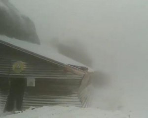 Південні Карпати засипало снігом