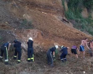 Зсув ґрунту на пляжі: рятувальники знайшли інвентар та одяг