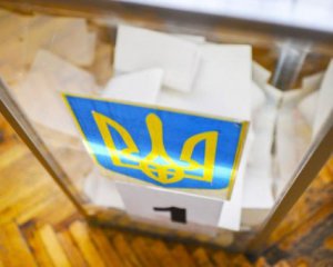 Более вяло, чем на президентских: сколько украинцев сменили место для голосования