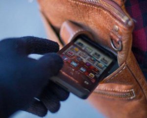 В Киеве поймали "на горячем" воровку: показали видео