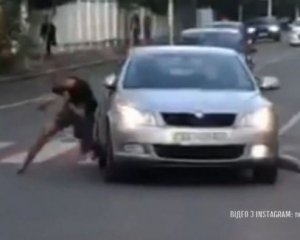 Чоловік кидався на автомобілі, які проїжджали повз нього