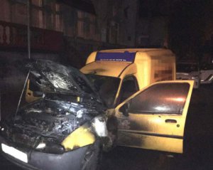 В Ровно подожгли агитационное авто нардепа