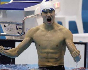 3-кратный олимпийский чемпион по плаванию разбил молотком контейнер с допинг-пробой