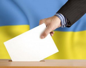По 10 бюлетенів в одні руки: у Львові зафіксували порушення на виборах