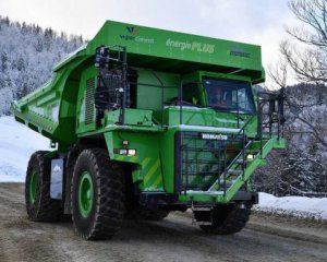 Представили величезну електровантажівку, батарея якої важить 4,5 тонни