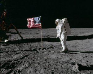 3 оригінальні відео висадки на Місяць продали за $1,82 млн