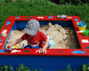 Чому дітям не варто грати в пісочниці