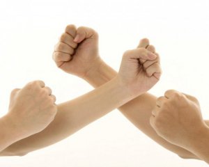 Девушки-подростки подрались с медиками и полицейскими