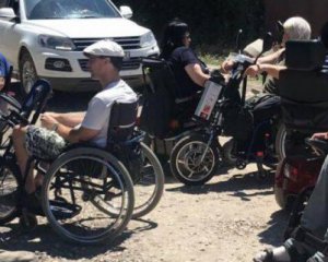 Щоб очі не муляли: росіяни не пустили до Аксьонова людей з інвалідністю