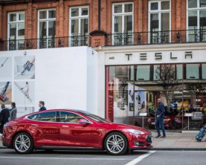 Акции Tesla резко подешевели