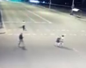 Пляшкою по голові. Побиття поліцейського натовпом у Києві потрапило на відео