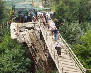 &quot;С третьей попытки&quot; - украинские инженеры осмотрели разрушенный в Станице Луганской мост