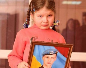Сеть всколыхнуло фото дочери пропавшего без вести командира ВСУ