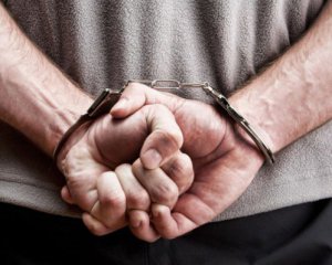 Нападение на полицейского: подозреваемым грозит лишение свободы до 15 лет