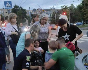 Полицейские сбили женщину с ребенком на переходе