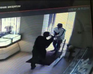 Ограбление ювелирки в Киеве попало на видео