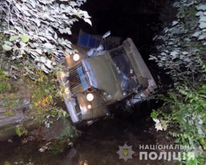 Грузовик слетел с лесной дороги в реку: фото смертельного ДТП