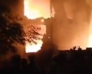 Військовий літак впав на житлові будинки, багато загиблих