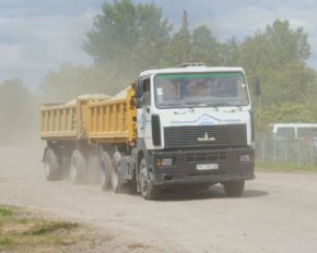 Руйнують дороги й будинки — люди перекрили рух вантажівкам через село