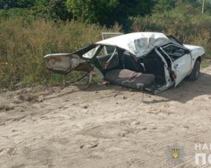 ВАЗ розірвало навпіл від удару об дерево