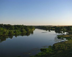 С реки достали тело женщины с привязанным камнем