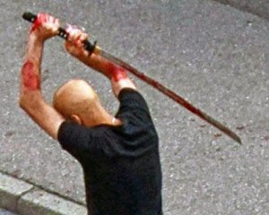 Сириец посреди улицы порубил немца мечом