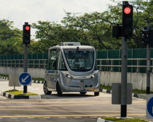 Безпілотний автобус наїхав на жінку