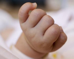 Новорожденную девочку задушили и выбросили