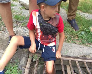 Хлопчик застряг у решітці каналізаційного люка