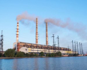Небо в чорному диму: на ТЕС сталася аварія із викидами