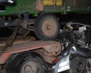 Місиво з автомобілів: ВАЗ зіткнувся з вантажівкою