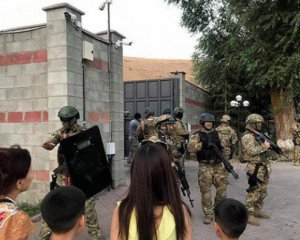 Після штурму резиденції екс-президента помер силовик