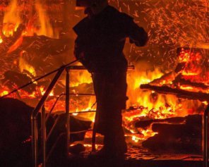 Їдучий дим та 27 пожежників —  у Полтаві горів склозавод (відео)