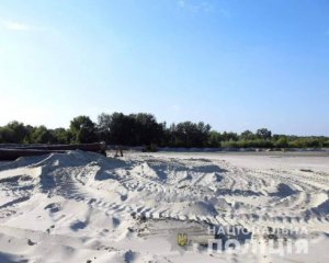 Незаконне видобування піску на річці у селі Трушки (відео)
