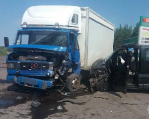 Произошло ужасное столкновение грузовика и микроавтобуса