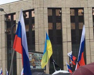 &quot;Це прапор моєї країни, ви ох*їли&quot; - у Москві на мітинг прийшов чоловік з прапором України