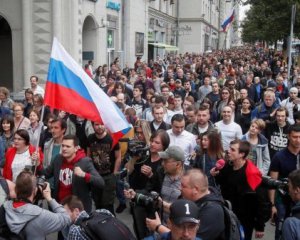 За что россиянам, которые бегают по московской площади, давать украинские паспорта? - Доброволец раскритиковал указ Зеленского