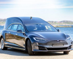 Tesla перетворили на катафалк