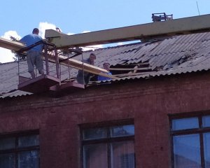 Напередодні 1 вересня ремонтують дах у школі