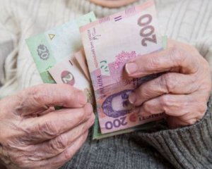 Касирка банку крала гроші з карток пенсіонерів