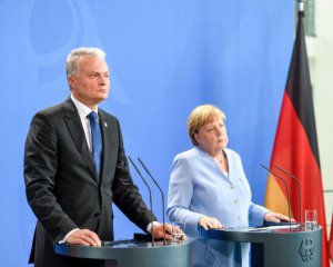 Лідери Німеччини і Литви закликали зберегти санкції проти Росії
