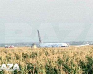Пассажиры &quot;Уральских авиалиний&quot; рассказали, как самолет садился в поле