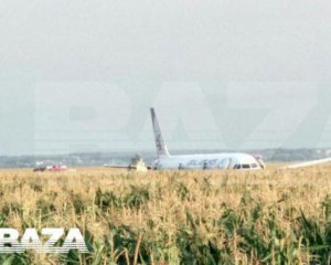 Показали відео аварійної посадки літака &quot;Уральських авіаліній&quot; у кукурудзяному полі