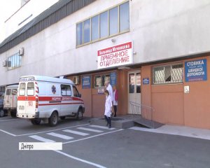 В больнице Днипра спасают тяжело раненного 34-летнего бойца