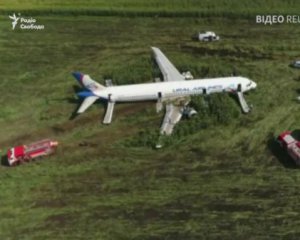 Жесткое приземление самолета в Подмосковье: пассажиры отказались лететь в Крым