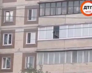 Неизвестный обстрелял автомобиль с балкона многоэтажки